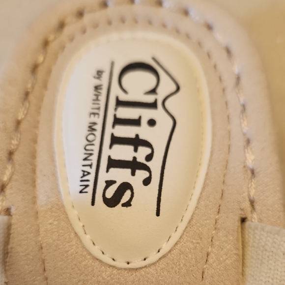 Cliffs by WHITE MOUNTAIN Sparkling White Thong Sandals NWT - Picture 6 of 6